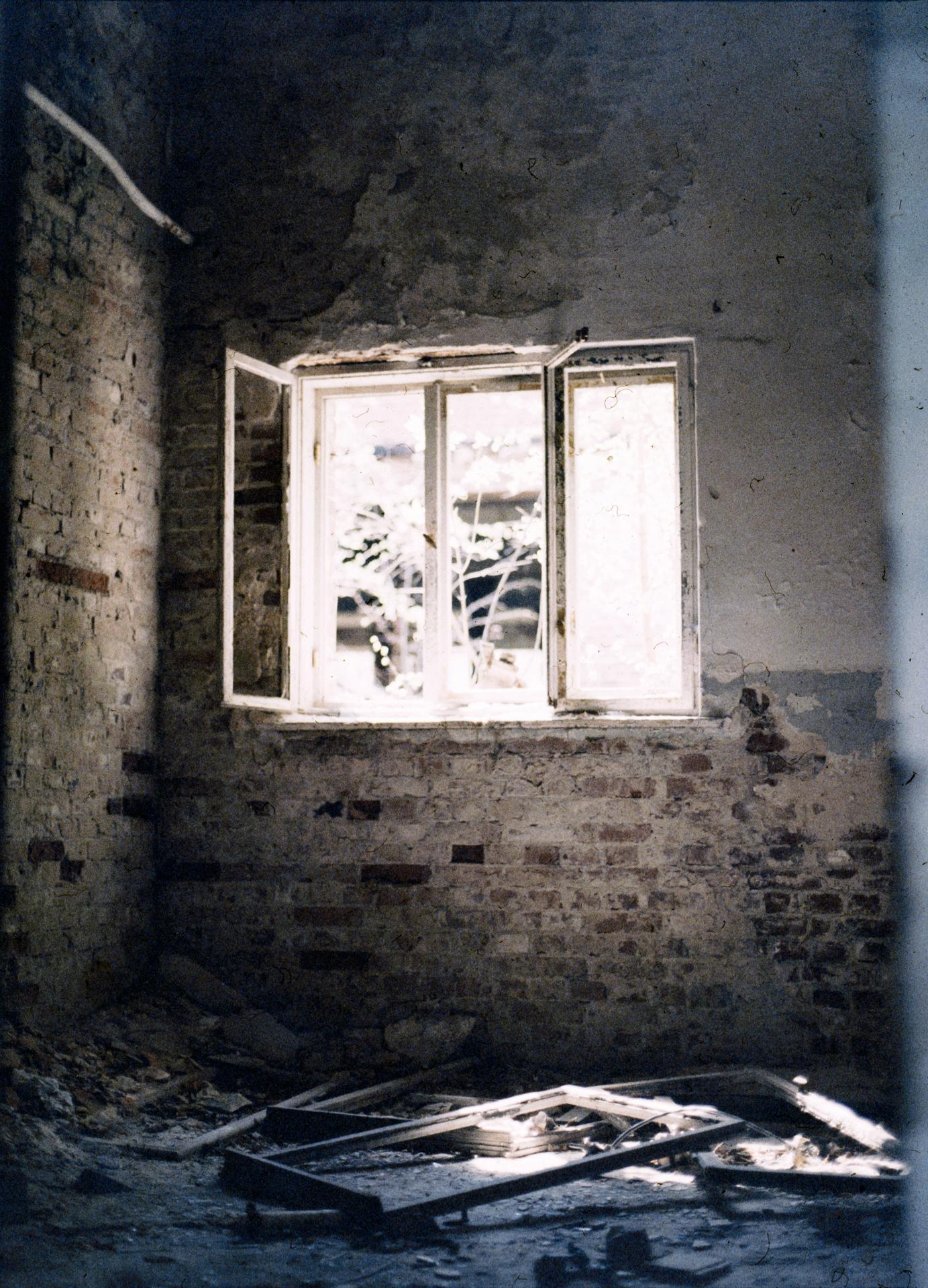 Thumbnail /2022 Brandenburg/Eisenhüttenstadt/Bhf Gebäude Fenster.jpg